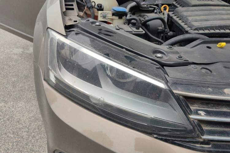 Used Volkswagen Sagitar 2015 1.6L Manual Comfort Model Right Front Headlight