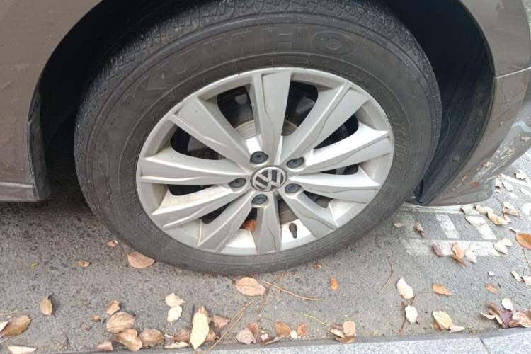 Used Volkswagen Sagitar 2015 1.6L Manual Comfort Model Right Front Wheel Hub