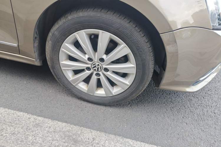 Used Volkswagen Sagitar 2015 230TSI Automatic Comfort Version Right Front Wheel Hub