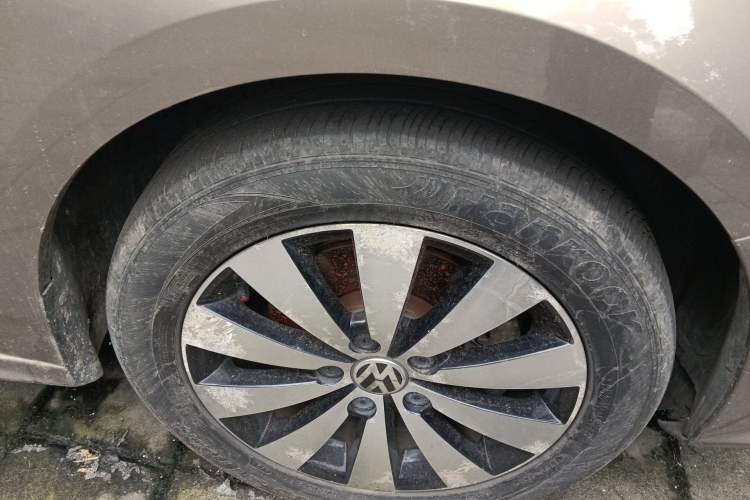 Used Volkswagen Sagitar 2015 230TSI Automatic Luxury Model Right Front Wheel Hub