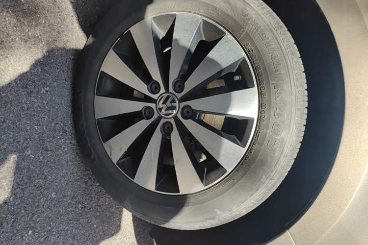 Used Volkswagen Sagitar 2015 230TSI Automatic Luxury Model Right Front Wheel Hub