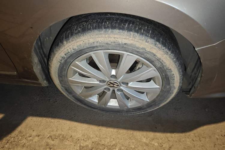 Used Volkswagen Sagitar 2015 230TSI Manual Comfort Version Right Front Wheel Hub