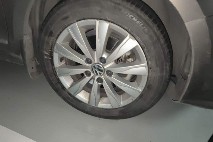 Used Volkswagen Sagitar 2015 230TSI Automatic Comfort Version Right Front Wheel Hub