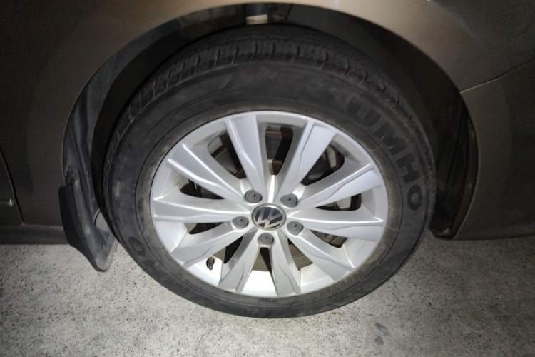 Used Volkswagen Sagitar 2015 1.6L Automatic Comfort Model Right Front Wheel Hub