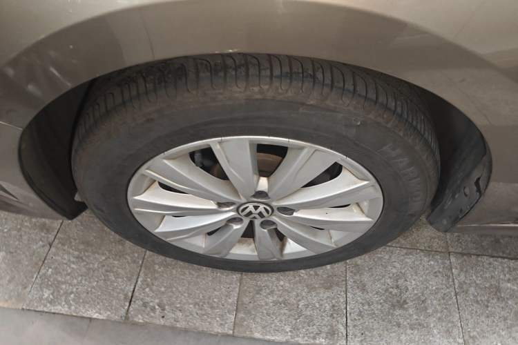 Used Volkswagen Sagitar 2015 1.6L Automatic Comfort Model Right Front Wheel Hub