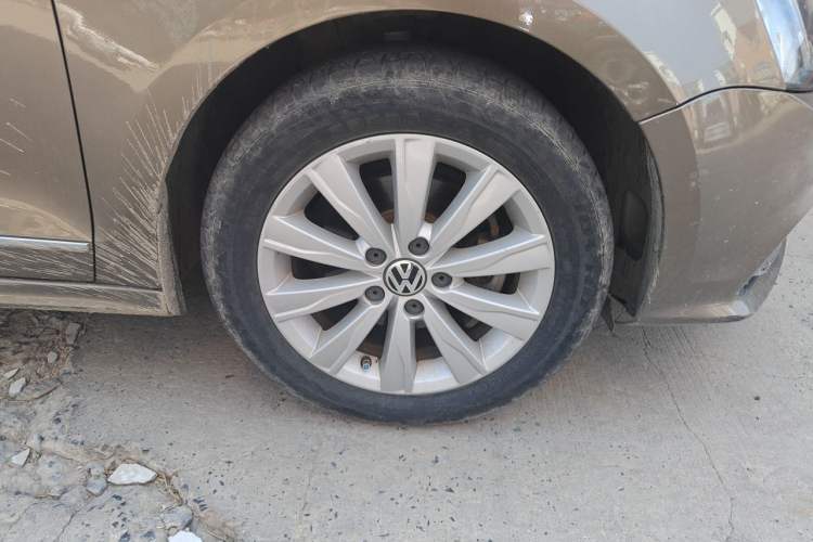 Used Volkswagen Sagitar 2015 1.6L Automatic Comfort Model Right Front Wheel Hub