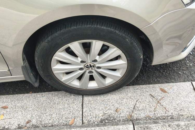 Used Volkswagen Sagitar 2015 1.6L Manual Comfort Model Right Front Wheel Hub