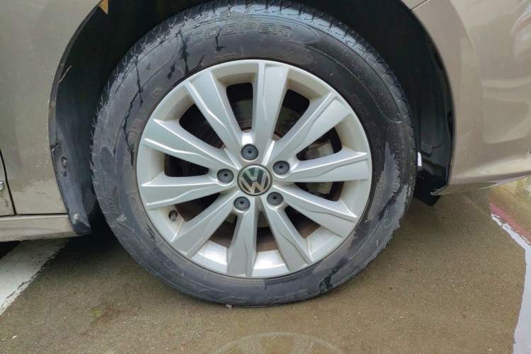 Used Volkswagen Sagitar 2015 1.6L Manual Comfort Model Right Front Wheel Hub