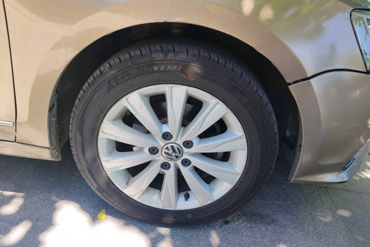 Used Volkswagen Sagitar 2015 1.6L Automatic Comfort Model Right Front Wheel Hub