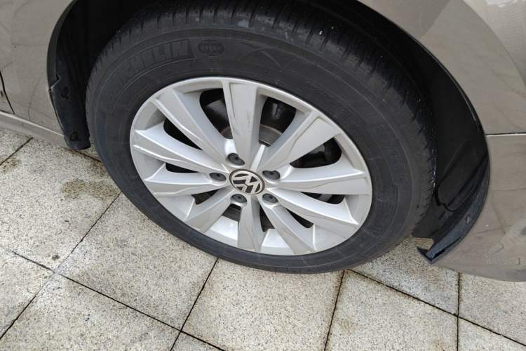Used Volkswagen Sagitar 2015 1.6L Automatic Comfort Model Right Front Wheel Hub