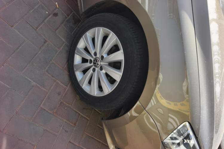 Used Volkswagen Sagitar 2015 1.6L Automatic Comfort Model Right Front Wheel Hub
