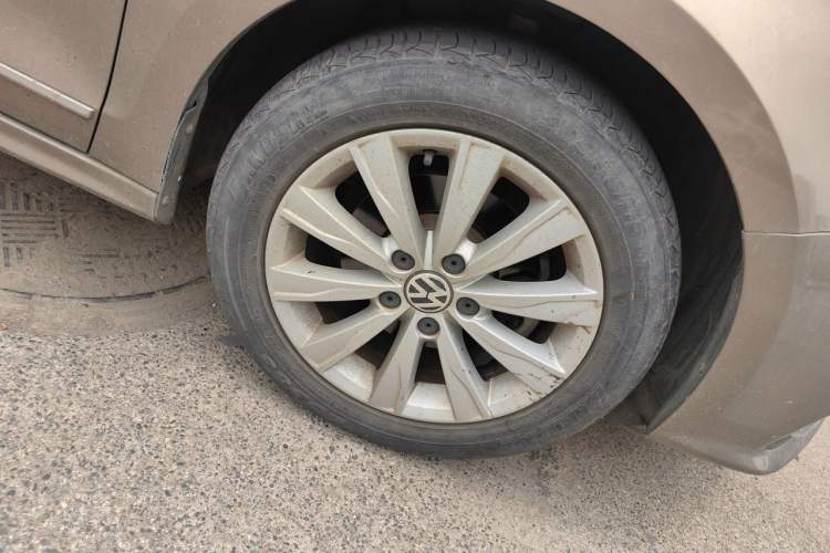 Used Volkswagen Sagitar 2015 1.6L Manual Comfort Model Right Front Wheel Hub