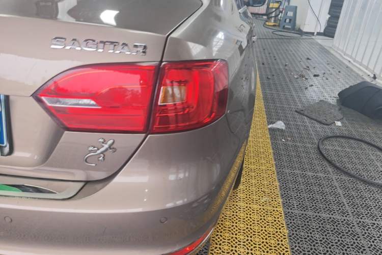 Used Volkswagen Sagitar 2015 1.6L Automatic Comfort Model Right Rear Taillight