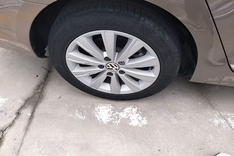 Used Volkswagen Sagitar 2015 1.6L Automatic Comfort Model Right Rear Wheel Hub