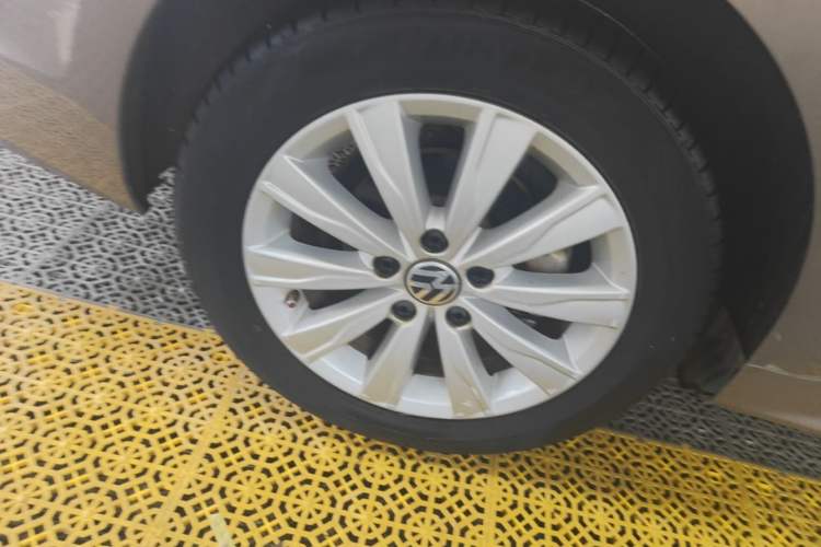Used Volkswagen Sagitar 2015 1.6L Automatic Comfort Model Right Rear Wheel Hub