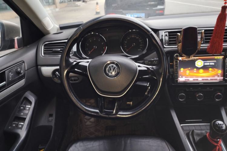 Used Volkswagen Sagitar 2015 1.6L Manual Comfort Model Steering Wheel