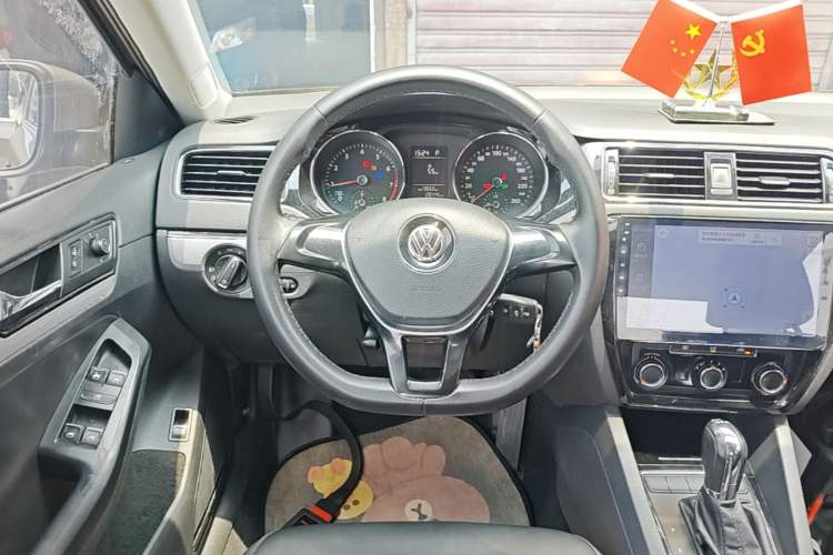Used Volkswagen Sagitar 2015 230TSI Automatic Comfort Version Steering Wheel