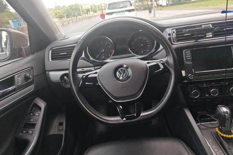 Used Volkswagen Sagitar 2015 230TSI Automatic Comfort Version Steering Wheel