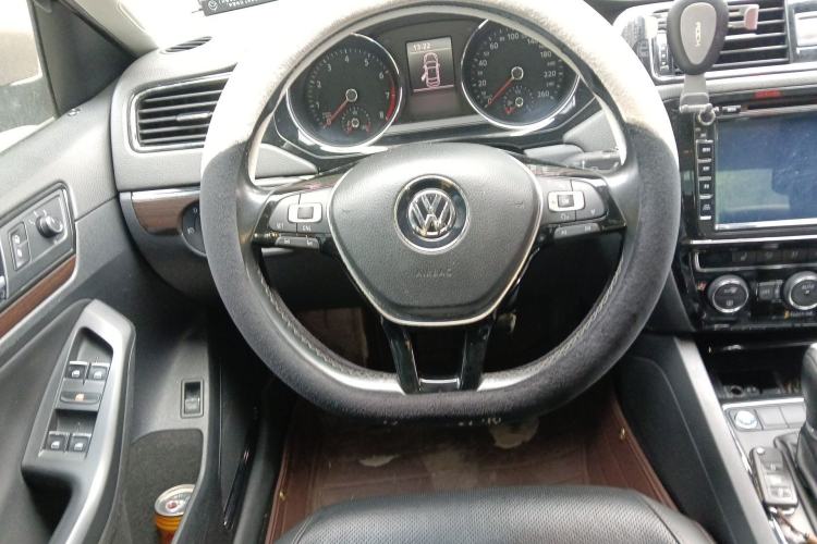 Used Volkswagen Sagitar 2015 230TSI Automatic Luxury Model Steering Wheel