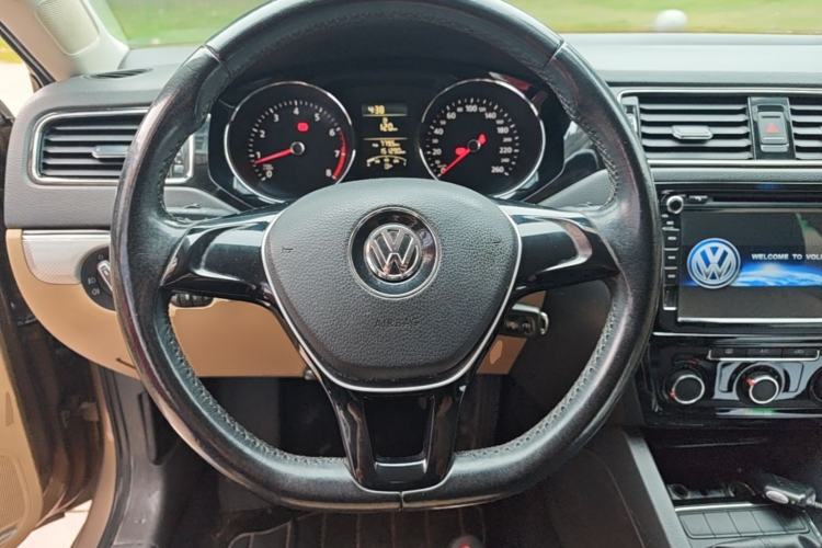 Used Volkswagen Sagitar 2015 1.6L Manual Comfort Model Steering Wheel