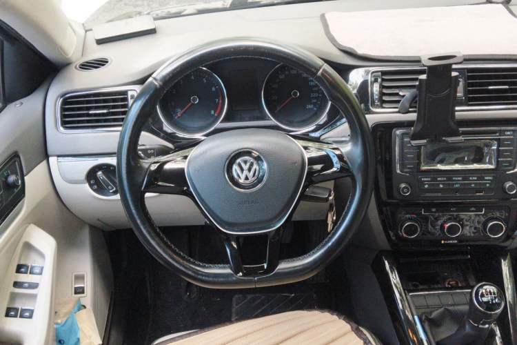 Used Volkswagen Sagitar 2015 1.6L Manual Comfort Model Steering Wheel