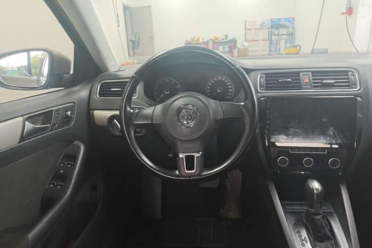 Used Volkswagen Sagitar 2015 1.6L Automatic Comfort Model Steering Wheel