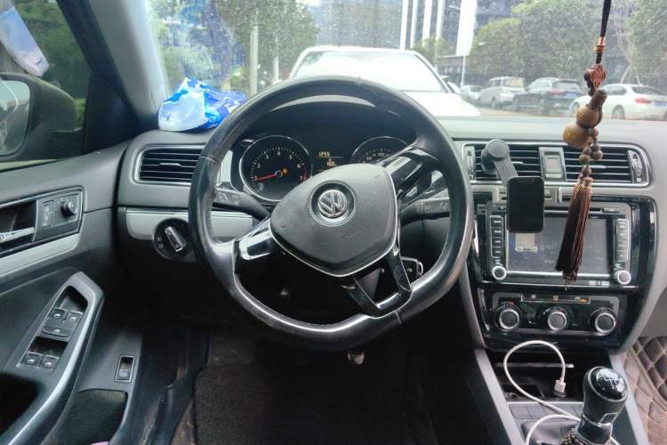 Used Volkswagen Sagitar 2015 1.6L Manual Comfort Model Steering Wheel