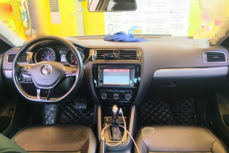 Used Volkswagen Sagitar 2015 230TSI Automatic Comfort Version Center Console