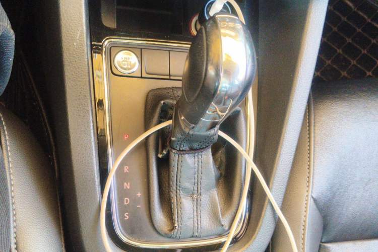 Used Volkswagen Sagitar 2015 230TSI Automatic Comfort Version Gear Lever
