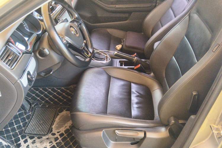 Used Volkswagen Sagitar 2015 230TSI Automatic Comfort Version Left Front Seat