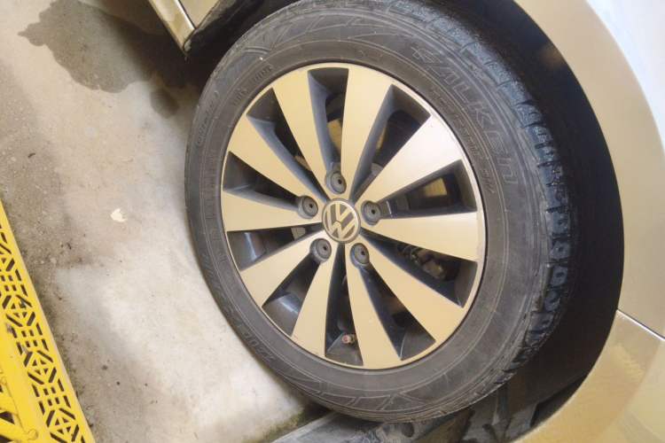 Used Volkswagen Sagitar 2015 230TSI Automatic Comfort Version Right Front Wheel Hub