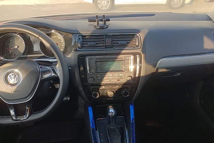 Used Volkswagen Sagitar 2015 1.6L Automatic Comfort Model Audio And AC Panel