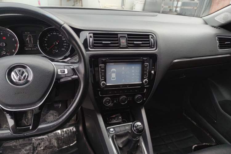Used Volkswagen Sagitar 2015 230TSI Manual Luxury Edition Audio And AC Panel