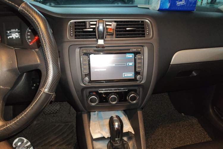 Used Volkswagen Sagitar 2015 1.6L Automatic Comfort Model Audio And AC Panel