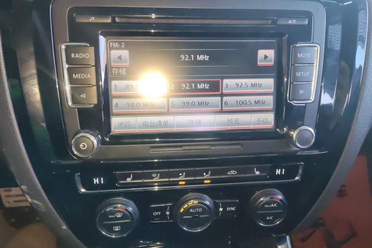Used Volkswagen Sagitar 2015 230TSI Automatic Luxury Model Audio And AC Panel