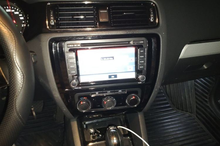 Used Volkswagen Sagitar 2015 230TSI Automatic Comfort Version Audio And AC Panel