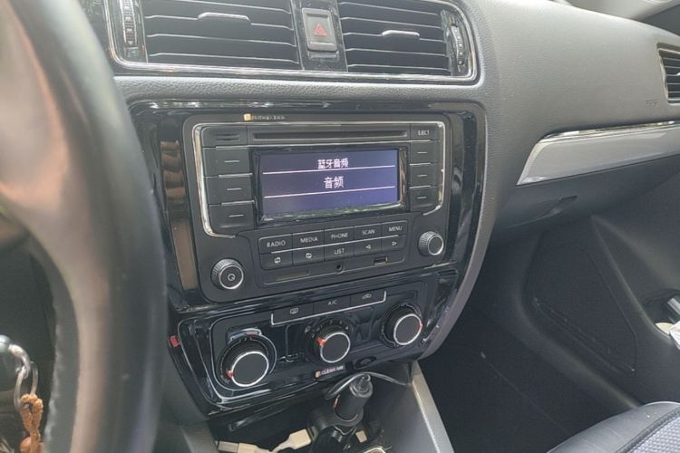 Used Volkswagen Sagitar 2015 1.6L Manual Comfort Model Audio And AC Panel