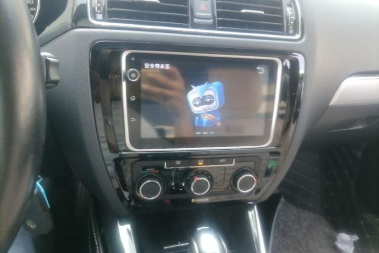 Used Volkswagen Sagitar 2015 1.6L Automatic Comfort Model Audio And AC Panel