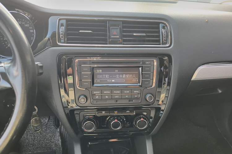 Used Volkswagen Sagitar 2015 1.6L Manual Comfort Model Audio And AC Panel