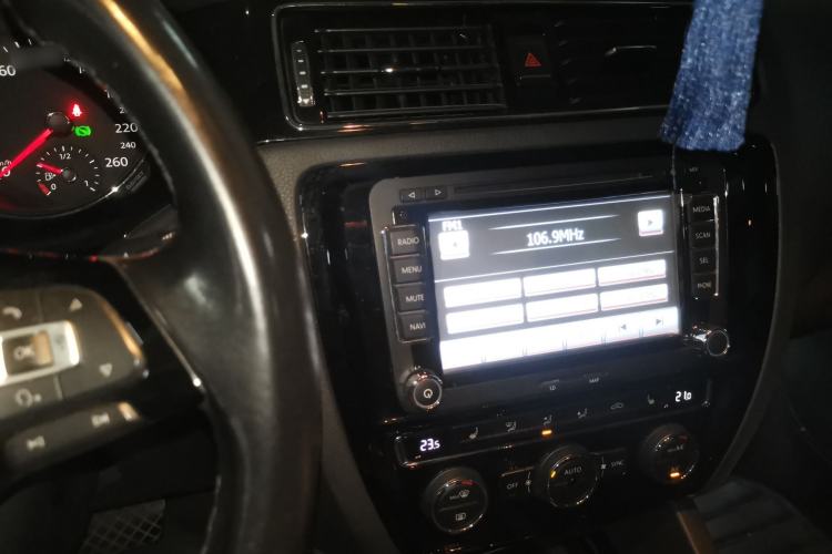 Used Volkswagen Sagitar 2015 230TSI Automatic Luxury Model Audio And AC Panel