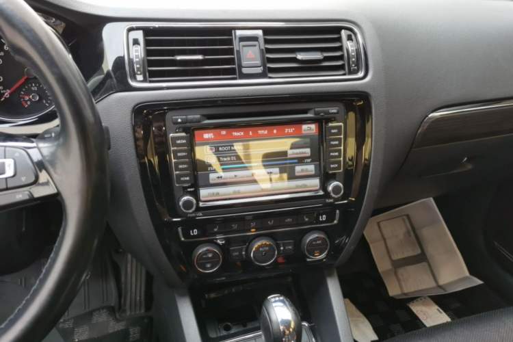 Used Volkswagen Sagitar 2015 230TSI Automatic Luxury Model Audio And AC Panel
