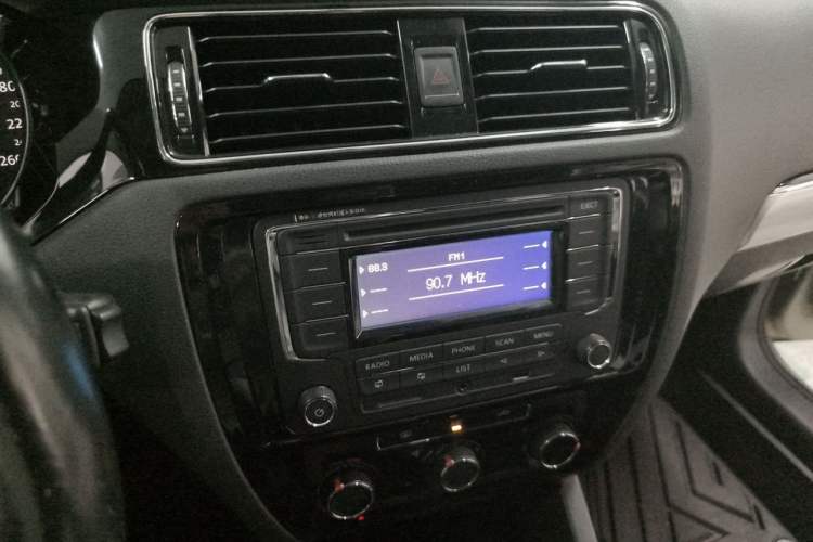 Used Volkswagen Sagitar 2015 1.6L Automatic Comfort Model Audio And AC Panel