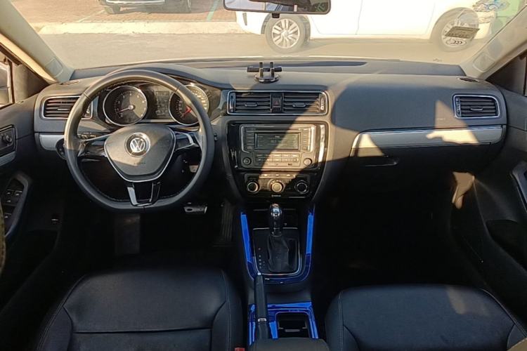 Used Volkswagen Sagitar 2015 1.6L Automatic Comfort Model Center Console