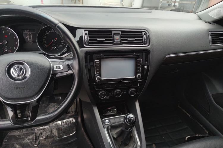 Used Volkswagen Sagitar 2015 230TSI Manual Luxury Edition Center Console