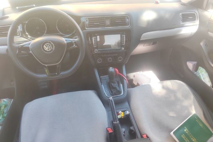 Used Volkswagen Sagitar 2015 230TSI Automatic Comfort Version Center Console