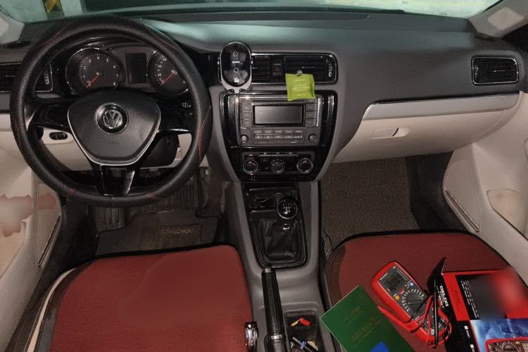 Used Volkswagen Sagitar 2015 1.6L Manual Comfort Model Center Console