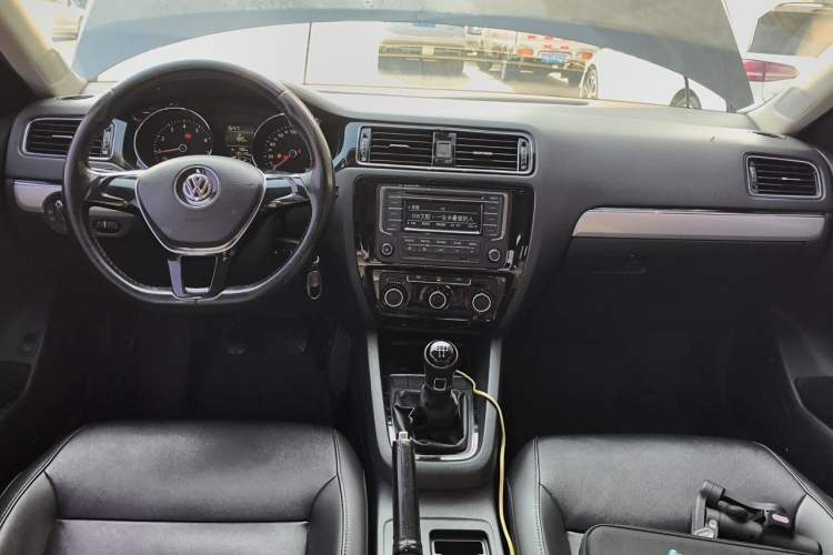 Used Volkswagen Sagitar 2015 1.6L Manual Comfort Model Center Console