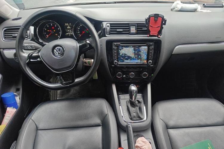 Used Volkswagen Sagitar 2015 1.6L Automatic Comfort Model Center Console
