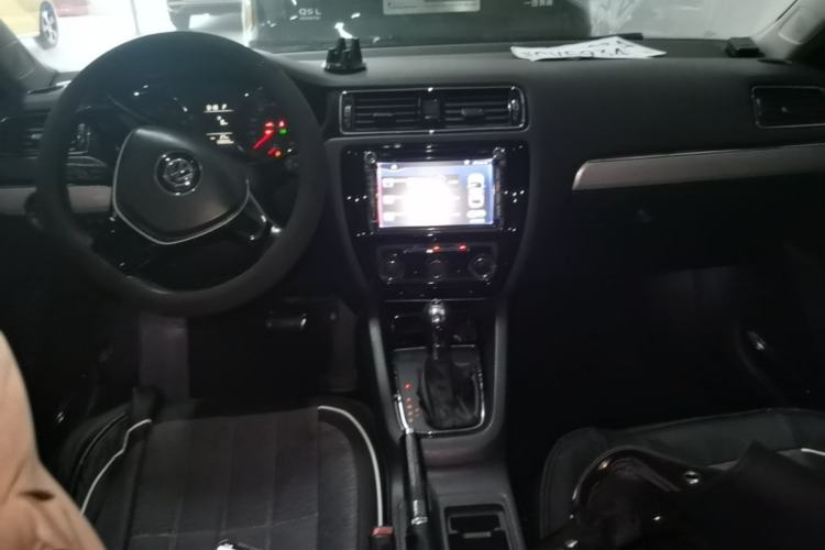 Used Volkswagen Sagitar 2015 230TSI Automatic Comfort Version Center Console