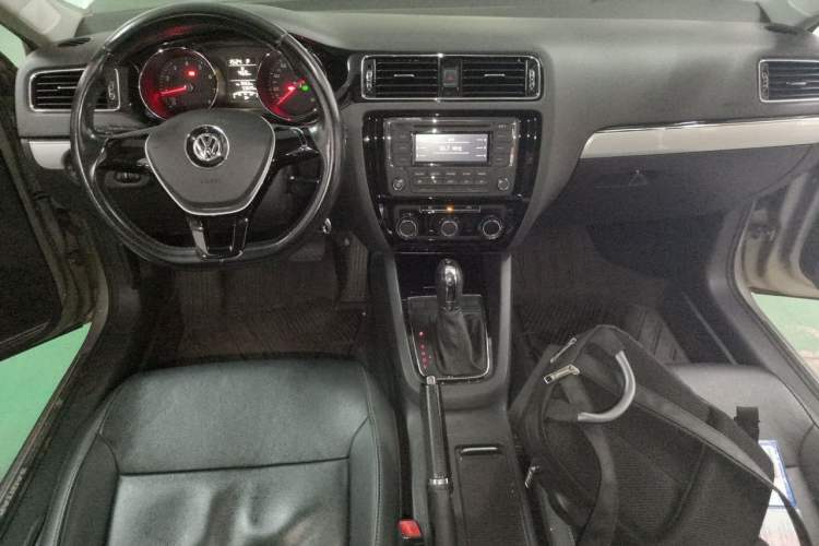 Used Volkswagen Sagitar 2015 1.6L Automatic Comfort Model Center Console